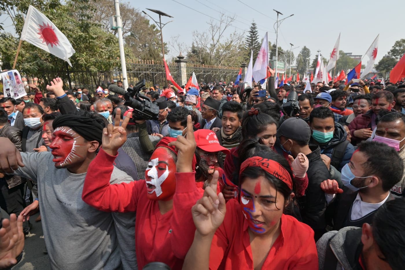 संसद् पुनर्स्थापनाको खुसीयालीमा प्रचण्ड-माधव समूहले निकाल्यो विजय जुलुस [तस्वीरहरू]